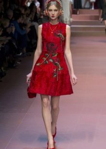 Váy đỏ với hoa hồng tại buổi trình diễn thời trang Dolce & Gabbana