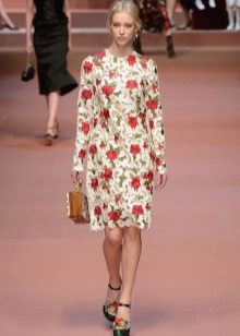 Váy màu be với hoa hồng và đục lỗ tại buổi trình diễn thời trang Dolce & Gabbana