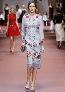 Váy màu xám xanh với hoa hồng tại buổi trình diễn thời trang Dolce Gabbana