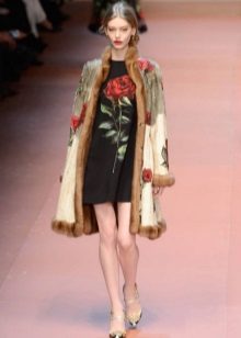 Váy đen đính hoa hồng tại buổi trình diễn thời trang Dolce & Gabbana