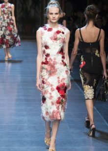 Váy trắng với hoa hồng Dolce & Gabbana