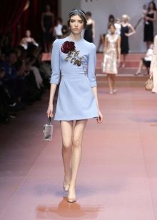 Váy xanh với hoa hồng tại buổi trình diễn thời trang Dolce & Gabbana