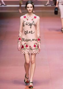 Váy hồng với hoa hồng tại buổi trình diễn thời trang Dolce & Gabbana