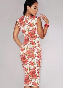 Váy trắng đính hoa hồng đỏ