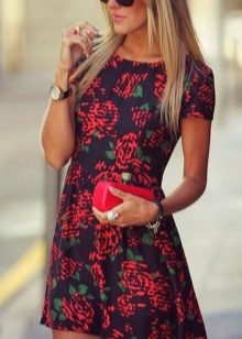 Phụ kiện và trang sức cho một chiếc váy với hoa hồng