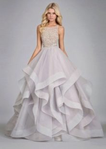 ชุดยาวกับ ruffles ขนาดใหญ่
