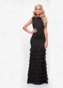 ชุดราตรียาวกับ ruffles เล็ก ๆ บนกระโปรง