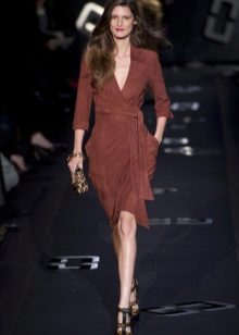 ชุดมิดี้สีน้ำตาลกับกลิ่นของ Diana Von Furstenberg