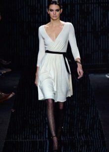ชุดเดรสยาวสีขาวปานกลางโดย Diane Von Furstenberg