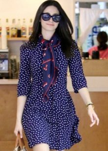 Váy màu xanh với chấm bi trắng nhỏ