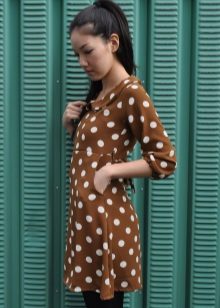 Váy nâu trong đậu Hà Lan lớn màu trắng với tay áo ba phần tư