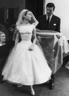 Váy cưới Audrey Hepburn theo phong cách nơ mới