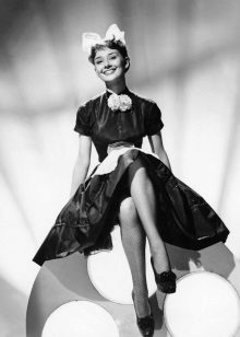 Váy A-Silhouette đen của Audrey Hepburn