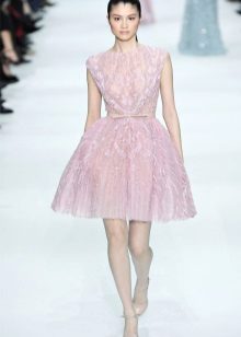 Magdamit sa prom sa istilo ng estilo ng rosas