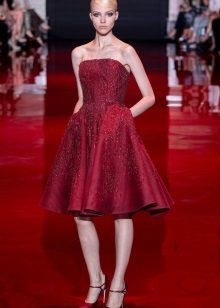 Damit para sa prom sa istilo ng estilo na may mga rhinestones