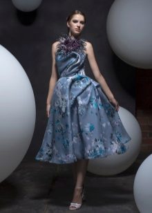 Cocktail dress sa estilo ng estilo na may isang American armhole