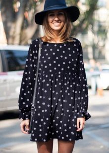 Accessories to the dark blue dress with long sleeves