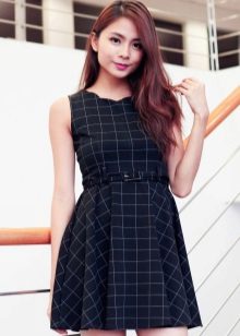 Váy ngắn màu đen trong lồng