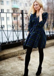 Chiều dài trung bình trong một chiếc váy màu xanh lá cây và màu xanh