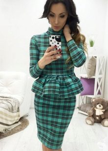 Ăn mặc với basky trong một cái lồng màu xanh lá cây