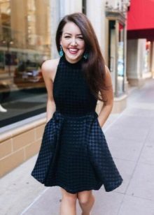 Váy đen trong váy ca rô đen nửa nắng