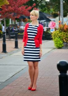 Red ballet Flats at isang itim at puting guhit na damit ng cardigan