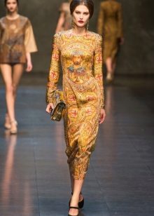 Baroque dress na may isang pattern