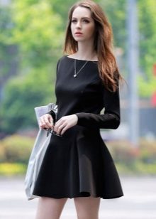 Đầm đen giản dị
