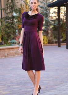 Burgundy ăn mặc giản dị từ hàng dệt kim mỏng