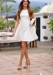 Đầm trắng A-Line