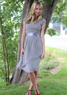 Váy giản dị màu xám với thắt lưng satin