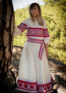  Sundress รัสเซียในสไตล์ชาติพันธุ์ที่มีรูปแบบ