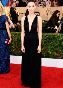 Magdamit ng malalim na neckline na Rooney Mara mula sa Valentino
