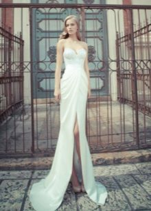 Váy cưới cạp cao có xẻ