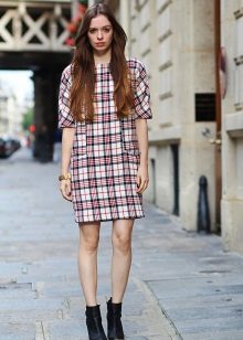 Ăn mặc cắt thẳng trong tartan trắng