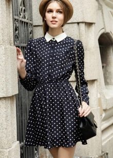 Váy đen có in chấm bi và cổ áo trắng