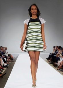 May guhit maikling knit dress