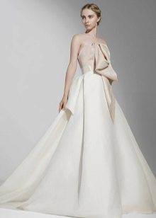 Strapless wedding dress with bow