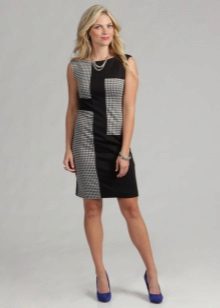 Ang cocktail dress ay may mga paa na may mga itim na tela