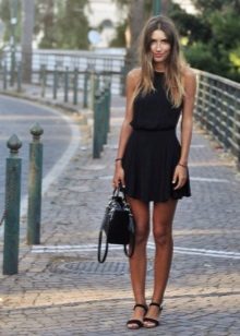 Túi và giày cho một chiếc váy mùa hè với một chiếc váy mặt trời
