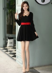 Váy ngắn màu đen với váy và thắt lưng màu đỏ
