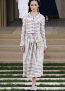 Váy tweed từ Coco Chanel có tay áo