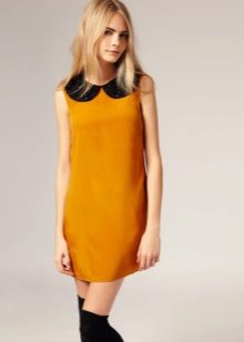 Mustard dress na may itim na kwelyo sa estilo ng 60s