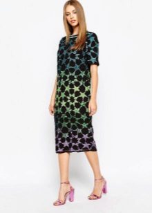 Damit ng daluyan haba na may isang abstract pattern sa estilo ng 60s