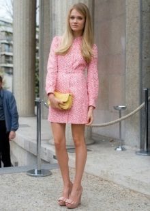 Maikling kulay rosas na damit sa estilo ng 60s