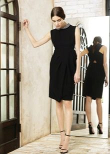 Váy đen kiểu Chanel