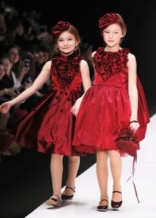Váy đỏ lộng lẫy cho bạn gái