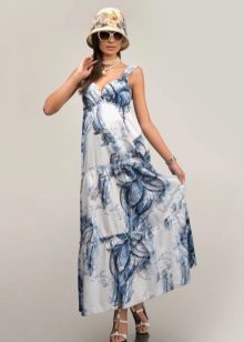 sundress của cambric với một mô hình lớn