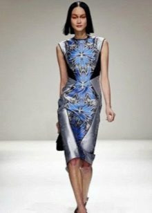 váy satin trên sàn catwalk