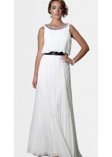 đầm với satin có cổ thêu